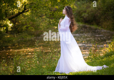 La principessa con capelli lunghi in bianco abiti lunghi Foto Stock