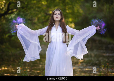 Stregone che praticano la magia della foresta Foto Stock