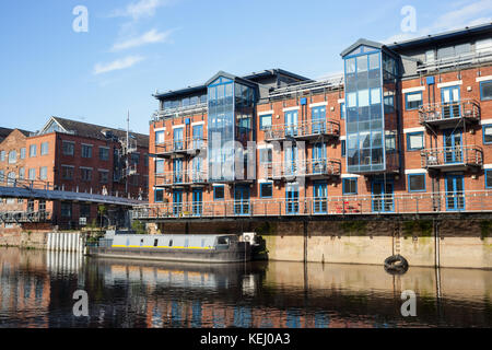 Una vista di fronte al litorale lungo il canale Leeds-Liverpool a Leeds, Inghilterra. Foto Stock