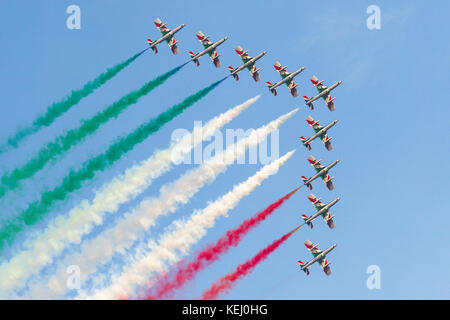 Frecce tricolori, italiano national air patrol, volare in formazione durante air show con fumo tricolore Foto Stock