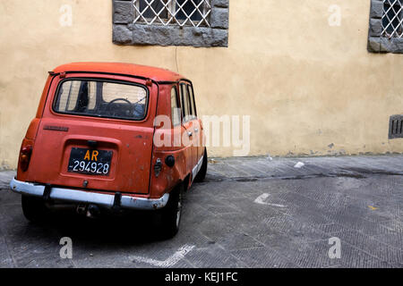 Un vecchio martoriata Renault 4 parcheggiata sul ciglio della strada in Via Vagnotti, Cortona, Arezzo, Toscana, Italia Foto Stock