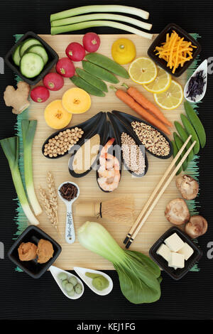 Giapponese dieta macrobiotica sfondo alimentare che include piatti di pesce, tofu, wasabi e la pasta di miso, cereali, legumi, ortaggi e foglie di tè. Foto Stock