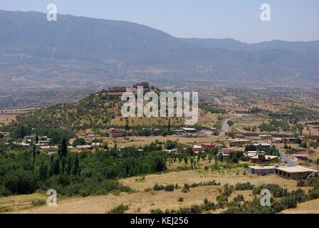 Anishki (Iraq - Kurdistan): vista dalle grotte al palazzo in rovina di Saddam Hussein Foto Stock