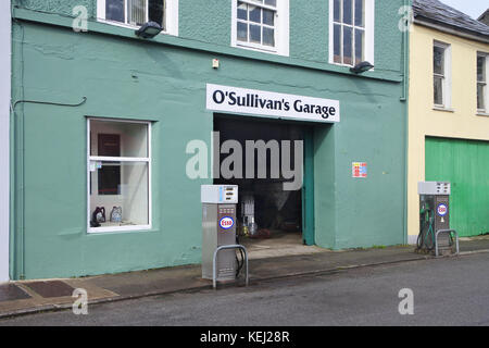 Garage, Castleownbere, County Cork, Irlanda - John Gollop Foto Stock