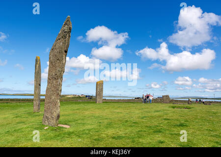 I turisti a piedi pietre di Stennes, Continentale, Orkney, Scotland, Regno Unito. Le pietre sono i resti di una pietra del neolitico henge risalenti a circa 3 Foto Stock