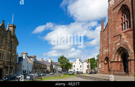 Broad Street nel centro della città di St Magnus Cathedral a destra, Kirkwall, Continentale, Orkney, Scotland, Regno Unito Foto Stock