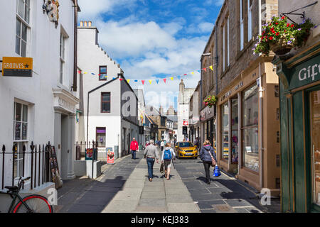I negozi di Albert Street nel centro della città, Kirkwall, Continentale, Orkney, Orkney Islands, Scotland, Regno Unito Foto Stock