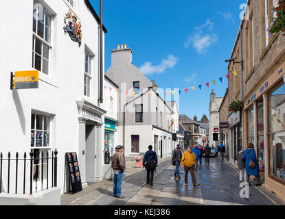 I negozi di Albert Street nel centro della città, Kirkwall, Continentale, Orkney, Scotland, Regno Unito Foto Stock