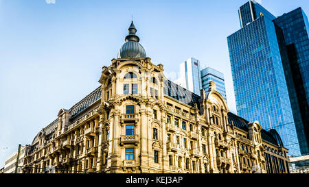 Contrasto tra edificio moderno e vecchio a Francoforte sul meno, Germania. Francoforte è il più grande centro finanziario dell'Europa continentale Foto Stock