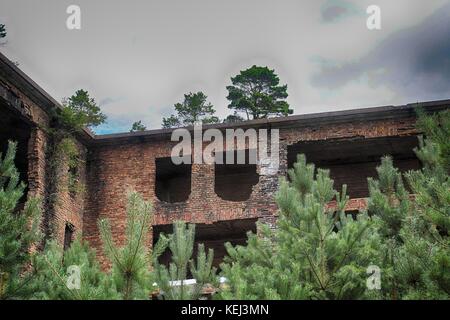 Abbandonato falling apart edificio a prora costruito come un resort sulla spiaggia dalla Germania nazista sull'isola di Rügen, Germania Foto Stock