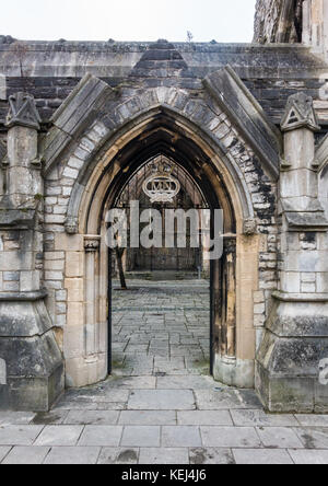 Un colpo di un arco in pietra a holyrood chiesa in Southampton, Hampshire, Inghilterra. Foto Stock