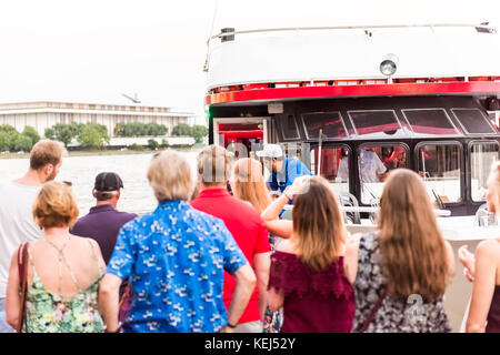 Washington DC, Stati Uniti d'America - 4 Agosto 2017: molte persone in piedi in Georgetown parco sul lungofiume in serata con il fiume Potomac, DC crociere in barca e Kennedy Foto Stock