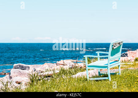 Un quieto blu acquamarina verde turchese spiaggia sedia banco vuoto di fronte oceano Foto Stock