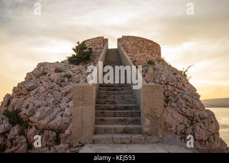 Costruire in pietra posto di osservazione in alto sul lato della montagna . Questa è tra Jablanac & baia Zavratnica, Croazia Foto Stock