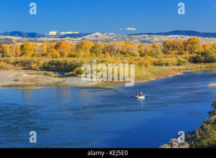 I barcaioli la pesca lungo il fiume Missouri in un pomeriggio autunnale vicino a townsend, montana Foto Stock