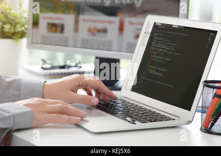 Sviluppatore web sta lavorando su un nuovo sito web developer web designer programmatore di codice di applicazione del computer programming concept Foto Stock