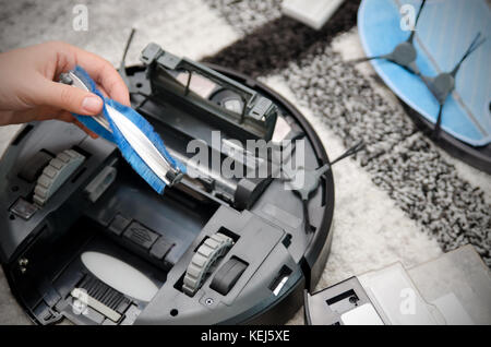 Robotica aspirapolvere. Pulizia spazzola. concetto di manutenzione. Foto Stock