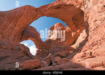 Il doppio arco nel tardo pomeriggio di sole in Arches National Park nello Utah Foto Stock