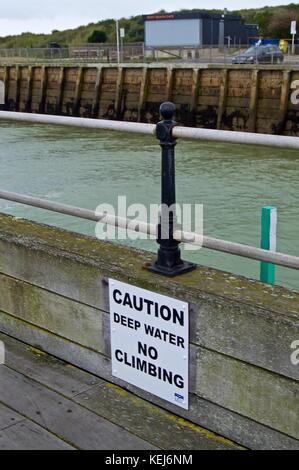 Nessun cartello di arrampicata sul molo, Littlehampton, Regno Unito Foto Stock