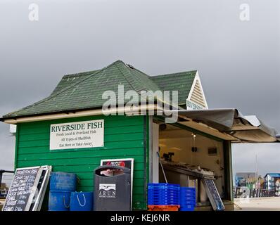 Prodotti in vendita a Riverside Fish, Littlehampton, Regno Unito Foto Stock