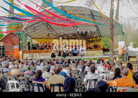 Villa general belgrano - ottobre 04, 2009: persone celebrare e danza nel festival oktoberfest, in villa general belgrano, Cordoba, Argentina. okper Foto Stock