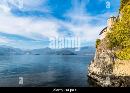 Il Lago Maggiore, Eremo di Santa Caterina del Sasso (Eremo del XIII secolo), Italia. Sullo sfondo la riva piemontese Foto Stock