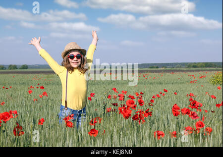 Felice bambina in un prato di primavera Foto Stock