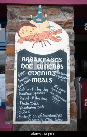 Segno di menu al Bridge Bar e il ristorante Moorings, Portmagee, nella contea di Kerry, Irlanda Foto Stock