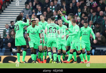 Mikael Lustig di Celtic celebra il primo gol del suo fianco con i compagni di squadra durante la Betfred Cup, partita semifinale a Hampden Park, Glasgow. Foto Stock