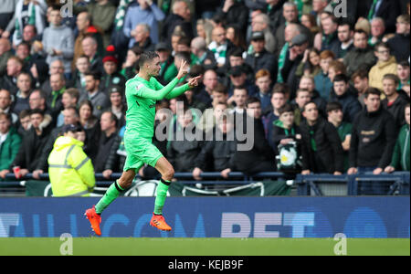 Mikael Lustig di Celtic festeggia il secondo gol del suo lato durante la Betfred Cup, partita semifinale ad Hampden Park, Glasgow. Foto Stock