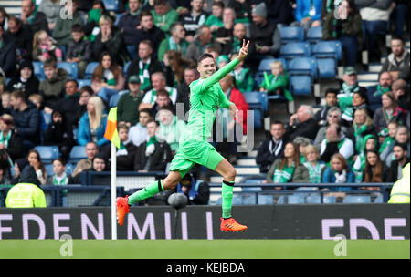 Mikael Lustig di Celtic festeggia il secondo gol del suo lato durante la Betfred Cup, partita semifinale ad Hampden Park, Glasgow. Foto Stock