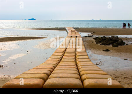 Giallo segno di confine galleggia sul mare la superficie dell'acqua Foto Stock