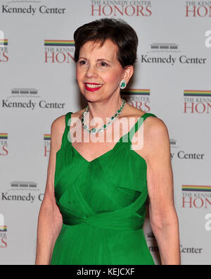 Adrienne Arsht arriva per La Cena formale dell'artista presso il Dipartimento di Stato degli Stati Uniti a Washington, D.C. sabato 4 dicembre 2010. Credito: Ron Sachs / CNP /MediaPunch Foto Stock