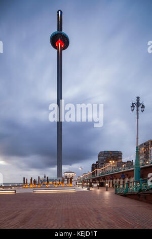 Serata presso i360 torre sul lungomare di Brighton, East Sussex, Inghilterra. Foto Stock