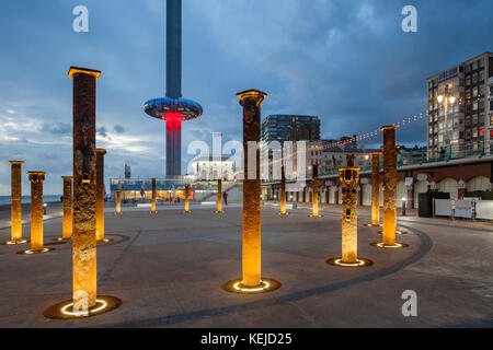 La notte scende sul lungomare di Brighton, East Sussex, Inghilterra. i360 torre in distanza. Foto Stock