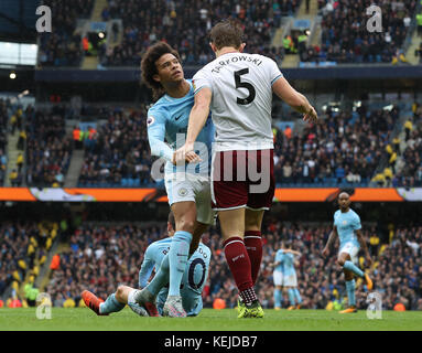 I tentatori si flanno tra Leroy Sane (a sinistra) di Manchester City e James Tarkowski di Burnley dopo che la penalità è stata assegnata durante la partita della Premier League all'Etihad Stadium di Manchester. Foto Stock