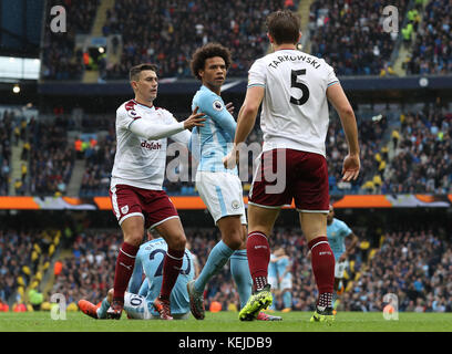 I tentatori si scatenano tra Leroy Sane (centro) di Manchester City e James Tarkowski di Burnley dopo che la penalità è stata assegnata durante la partita della Premier League all'Etihad Stadium di Manchester. Foto Stock