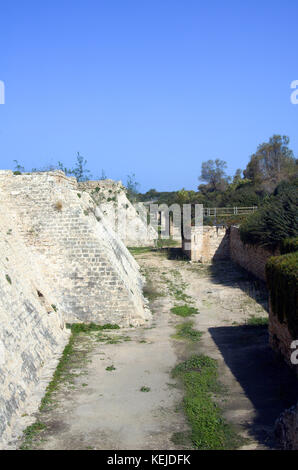 Il Crociato di fossato intorno a Cesarea 10 m di profondità e 15 m di larghezza. Cesarea, una città costruita da Erode il Grande circa 25 - 13 bc, si trova sulla costa del mare di isra Foto Stock