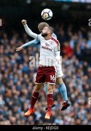 Steven Defour di Burnley (16) e David Silva di Manchester City combattono per la palla durante la partita della Premier League all'Etihad Stadium di Manchester. Foto Stock