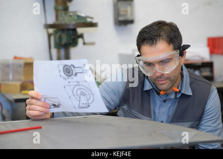 Supervisore formazione di nuovo personale per il processo di saldatura in fabbrica Foto Stock