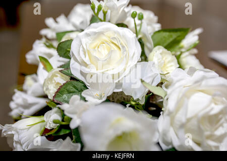 Artificial rose bianche wedding bouquet di fiori shot close up con una profondità di campo ridotta a un tradizionale matrimonio in inglese Foto Stock
