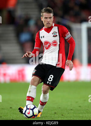 Steven Davis di Southampton durante la partita della Premier League al St Mary's Stadium di Southampton. PREMERE ASSOCIAZIONE foto. Data immagine: Sabato 21 ottobre 2017. Vedi la storia della PA DI SOUTHAMPTON. Il credito fotografico dovrebbe essere: Adam Davy/PA Wire. RESTRIZIONI: Nessun utilizzo con audio, video, dati, elenchi di apparecchi, logo di club/campionato o servizi "live" non autorizzati. L'uso in-match online è limitato a 75 immagini, senza emulazione video. Nessun utilizzo nelle scommesse, nei giochi o nelle pubblicazioni di singoli club/campionati/giocatori. Foto Stock