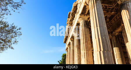 Atene, Grecia. efesto tempio in antica agora sul cielo blu sullo sfondo Foto Stock