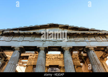Atene, Grecia. efesto tempio in antica agora sul cielo blu sullo sfondo Foto Stock