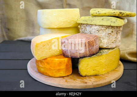 Raccolta formaggio shropshire, kachotta, halumi, maasdam su una tavola di legno Foto Stock