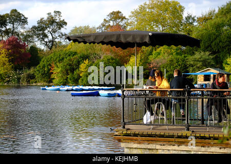 Pavilion Cafe dalle gite in barca sul lago Victoria Park, Hackney, Londra, Regno Unito Foto Stock