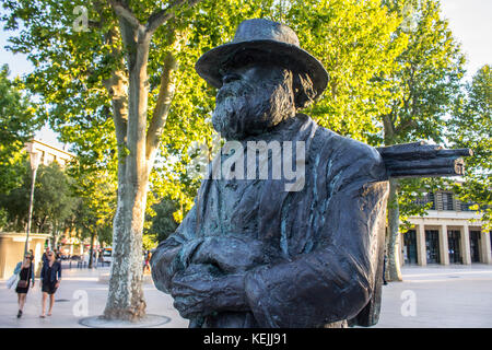 Statua di artista francese e post-pittore impressionista Paul Cezanne in Cours Mirabeau, una ampia strada transitabile in Aix-en-Provence, Francia Foto Stock