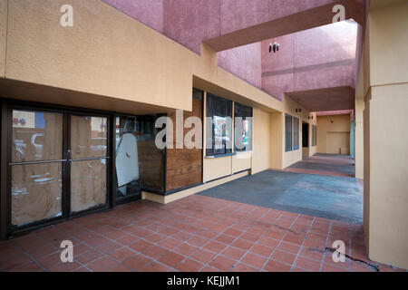 Vacante negozi nell edificio ultra moderno nel centro cittadino di Harlingen, texas, Stati Uniti d'America. Foto Stock