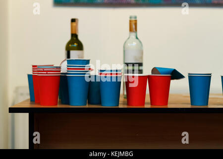 Un sacco di vetri colorati e vino in bottiglie. tavolo da buffet. Foto Stock