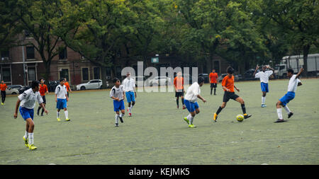 I ragazzi giocano a calcio al Parade Grounds di Prospect Park a Brooklyn, New York. Foto Stock